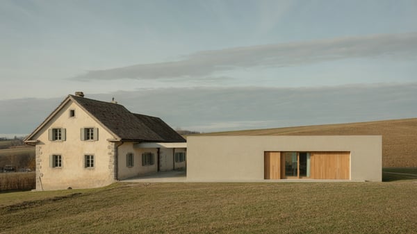 Denkmalgeschütztes Bauernhaus neben zurückhaltendem modernem Anbau