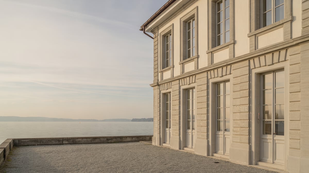 Immagine illustrativa: residenza neoclassica con corte in ghiaia a Cologny