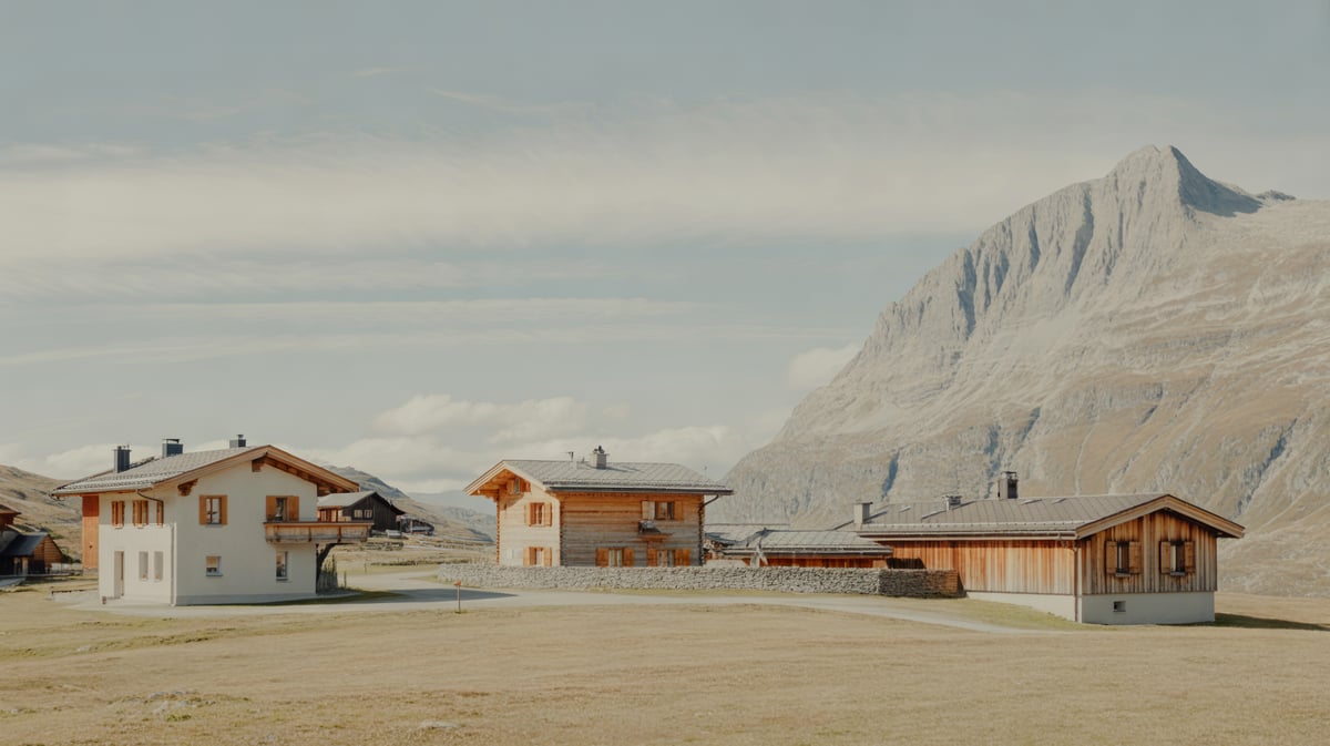 Plateau ensoleillé avec chalets en mélèze en Valais