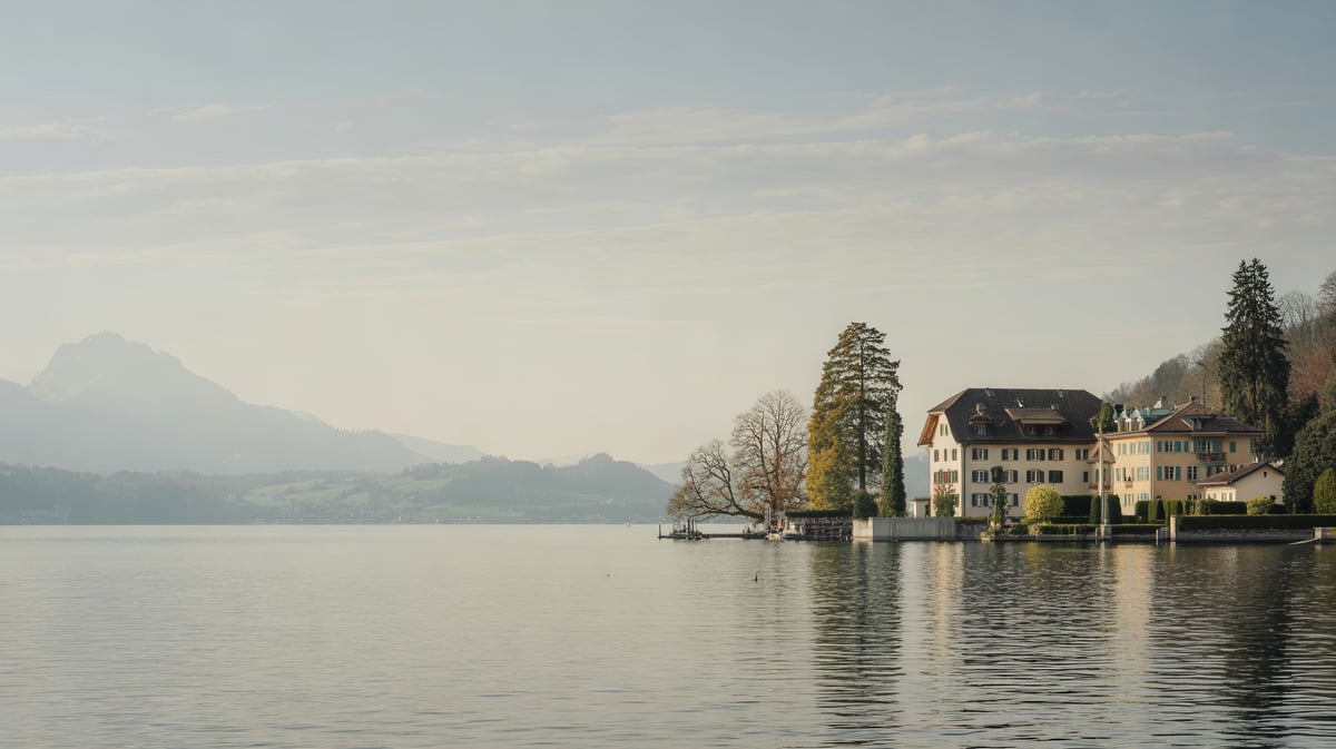 Lac de Zoug et massif du Rigi dans la lumière d'automne